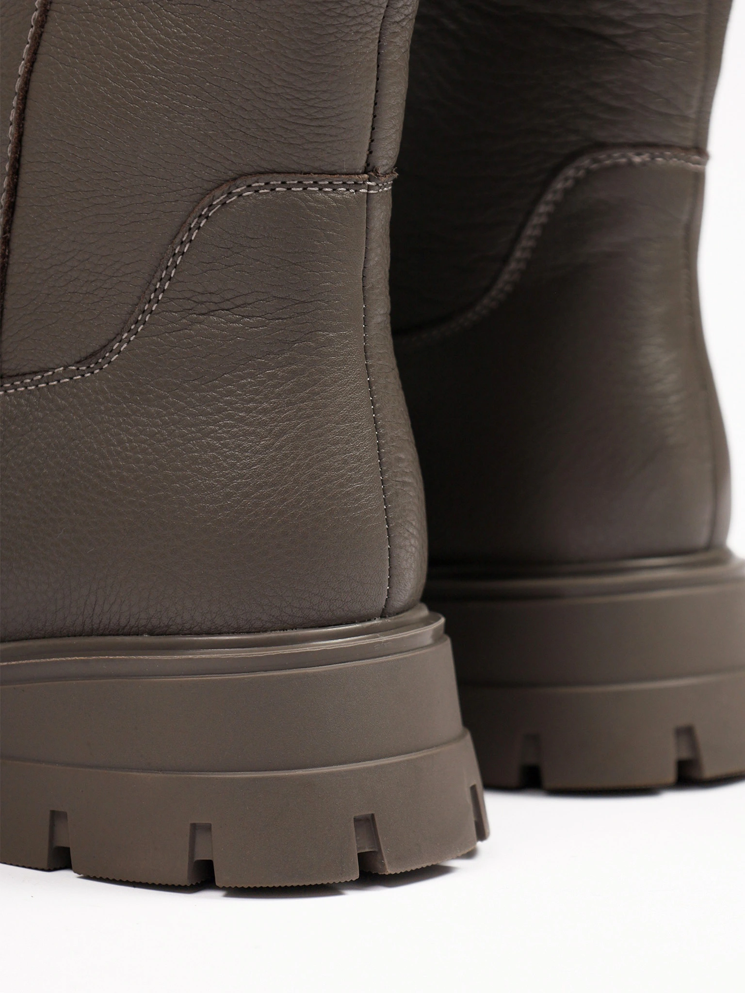 Сапоги серого цвета на рельефной подошве